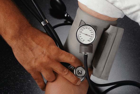 Измерение артериального давления тонометром и фонендоскопом