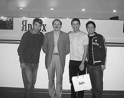 Создатели Google в гостях у создателей системы Яндекс - Илья Сегалович (слева) и Аркадий Волож (второй слева)